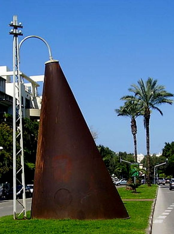 800px-PikiWiki_Israel_12093_lamppost_statue_in_tel_aviv.jpg